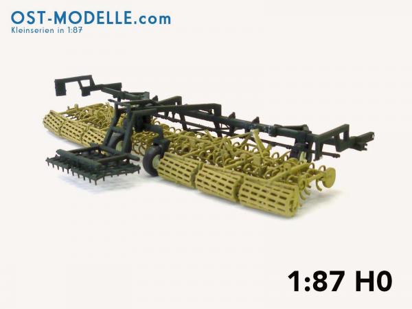 Koppelwagen T890 A01 Bodenbearbeitung 2 Feingrubber B231 mit Stabkrümmlern Arbeitsstellung siena